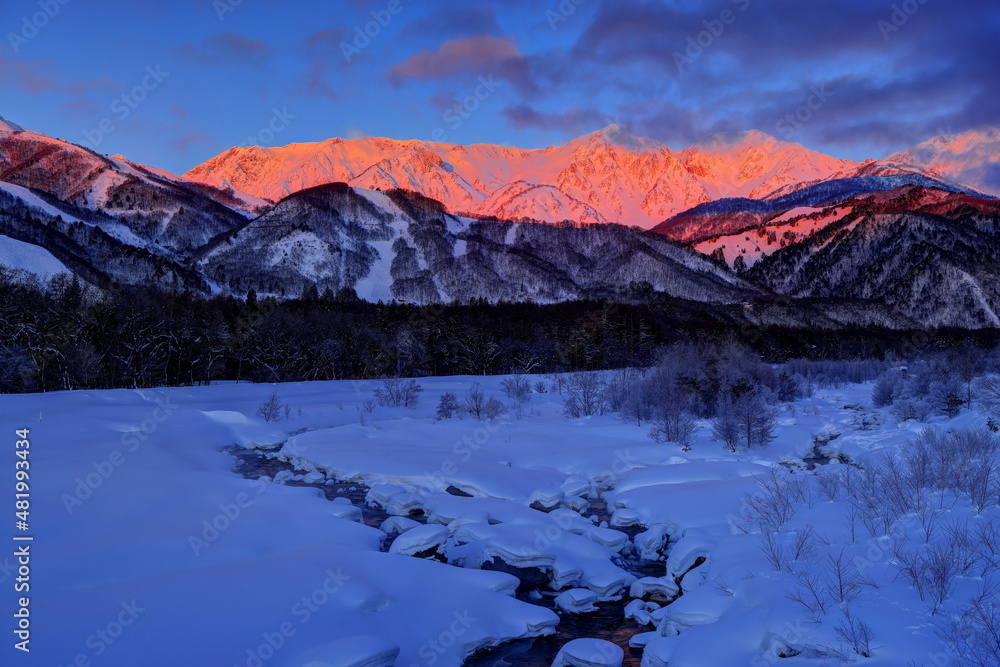 Obraz premium モルゲンロートに輝く冬の白馬三山と松川（白馬大橋より）