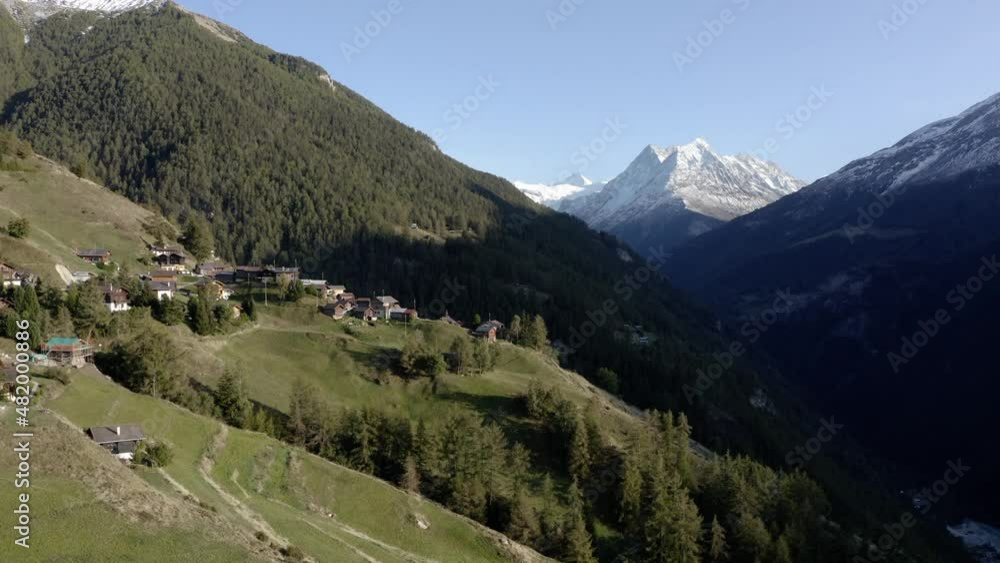 Village au fond de la vallée Village au fond de la vallée