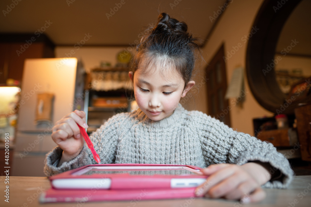 タブレット端末を使って勉強をする少女 タブレット端末を使って勉強をする少女