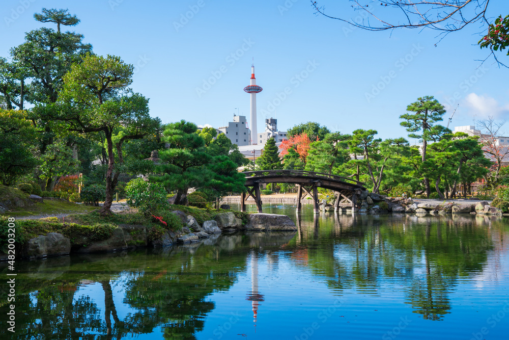 京都　渉成園から見る京都タワー