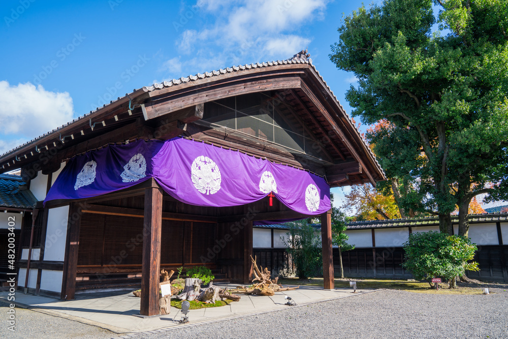 京都　渉成園の大玄関　