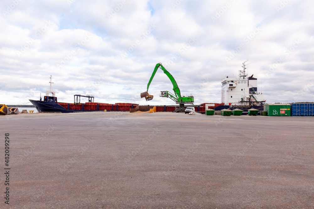 Loading and unloading of bulk carrier cargo vessels in the port