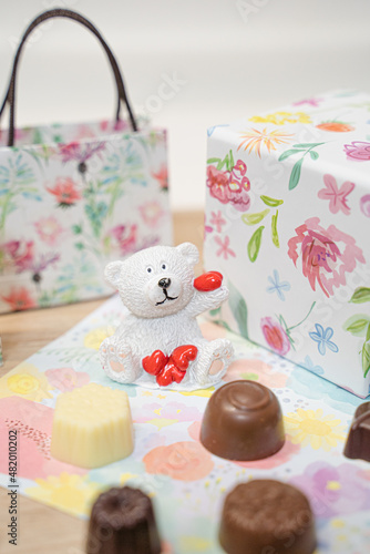 可愛いクマと一口サイズのチョコレートのバレンタインのイメージ素材