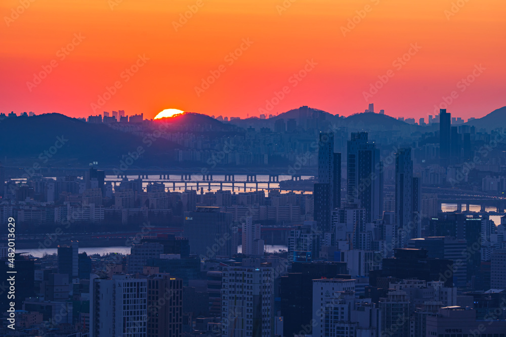 Fototapeta premium Cityscape night view of Seoul, South Korea at sunset time