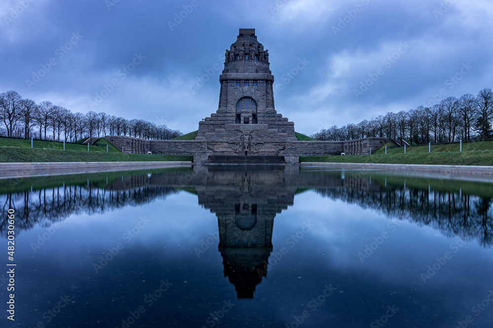 Fototapeta premium Monument to the Battle of the Nations at sunrise with a lake in the foreground