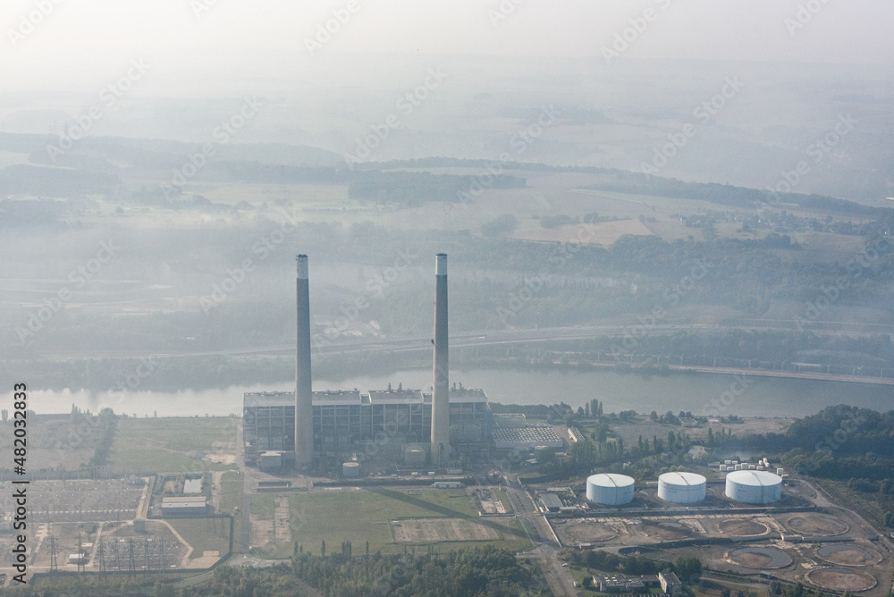 Obraz premium vue aériennes cheminées de l'usine thermique de Porcheville dans les Yvelines en France