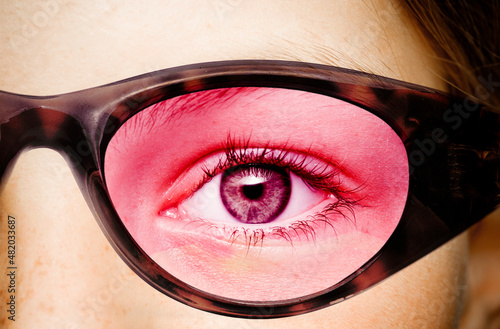 Auge mit einer rosaroten Brille