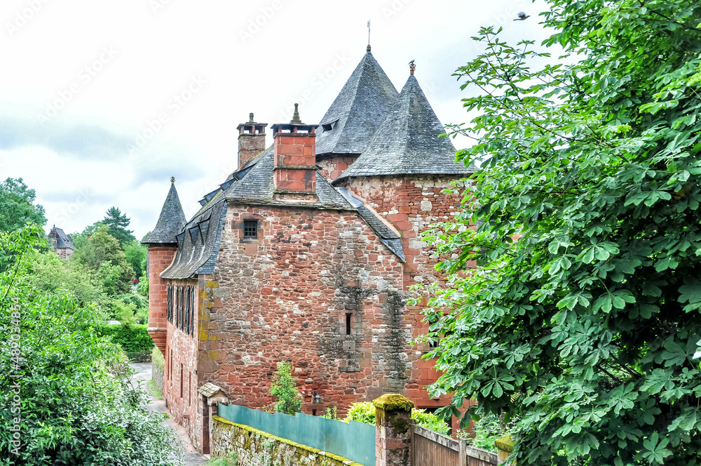 Collonges la Rouge.
The village of Collonges-la-Rouge will enchant you with its picturesque charm and famous red sandstone.
