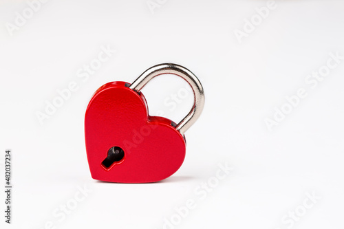 Obraz na płótnie Red heart lock on the white background. Valentine's day concept. w salonie