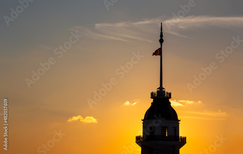 Fotografia Maiden's Tower (Kiz Kulesi) Sunset in Istanbul, Turkey.