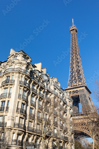 Fototapeta Naklejka Na Ścianę i Meble -  Eiffel Tower in Paris and typical residential buildings