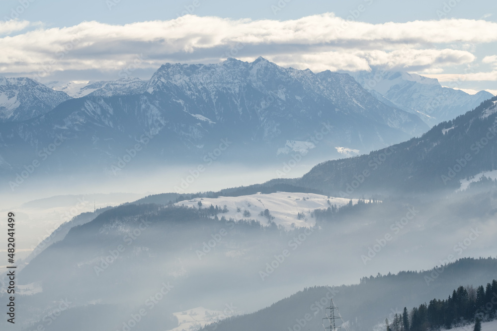 Alp vor Bergkette von Nebel umgeben (Nebelmeer)