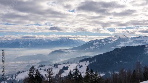Winterlandschaft mit Nebel, Bergen, Alpen und Täler