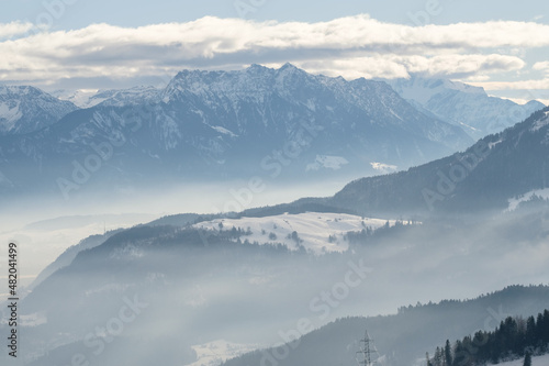 Alp vor Bergkette von Nebel umgeben  Nebelmeer 