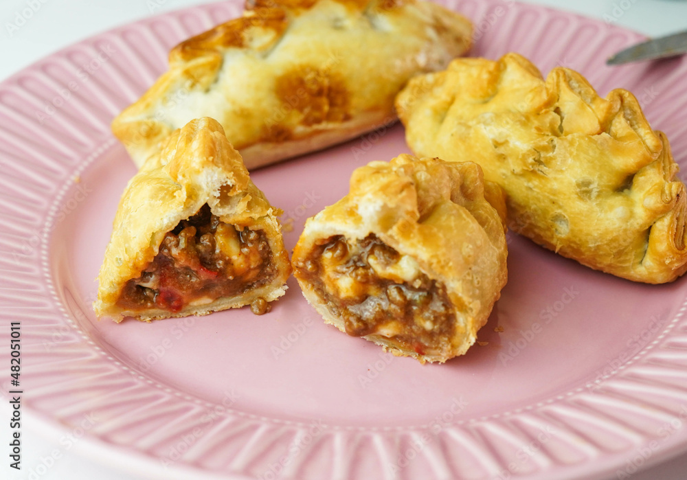 Varias empanadas sudamericanas rellenas de carne y pollo Varias empanadas sudamericanas rellenas de carne y pollo