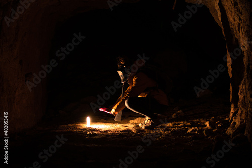 chica en una cueva