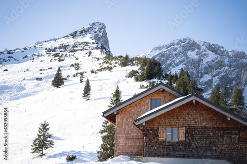  Stuibenh  tte  mit dem Berg  Stuiben  im Hintergrund im Winter