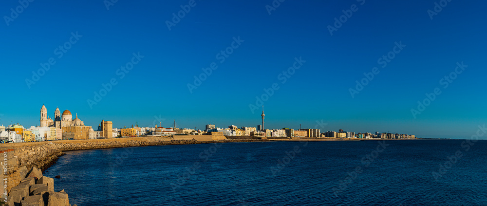 Hermosa panorámica de la Ciudad de Cádiz y su Catedral