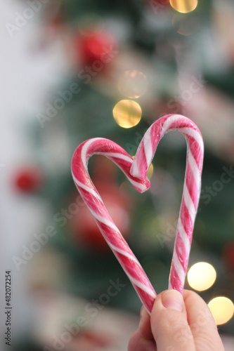 corazón con bastones de caramelo de fresa, foto navidea hecha en casa con efecto bokeh photo