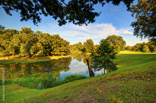 Obraz na płótnie Bad Muskau ogród park jezioro zieleń drzewa dęby Park Mużakowski Niemcy, Saksonia w salonie