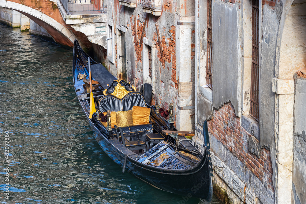Prachtvolle Gondel im Rio della Veste mit Brücke  im Statdteil San Marco in Venedig in Italien