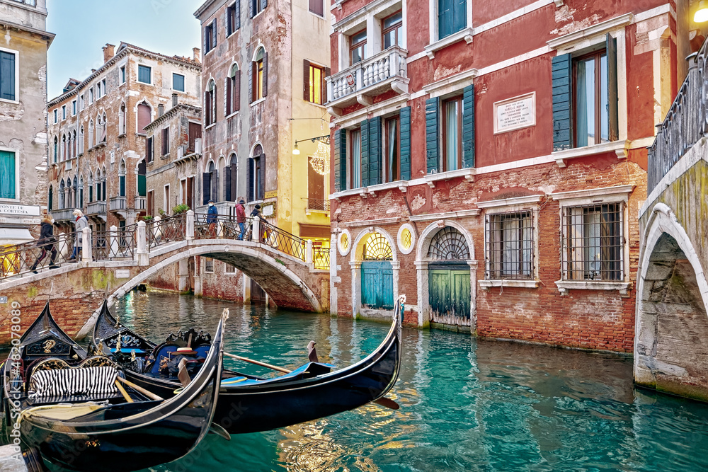 Gondeln an der Ponte de la Cortesia in Venedig in Italien - obrazy, fototapety, plakaty 