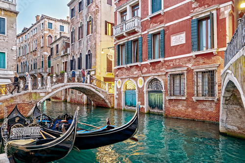 Gondeln an der Ponte de la Cortesia in Venedig in Italien © Dieter Meyer