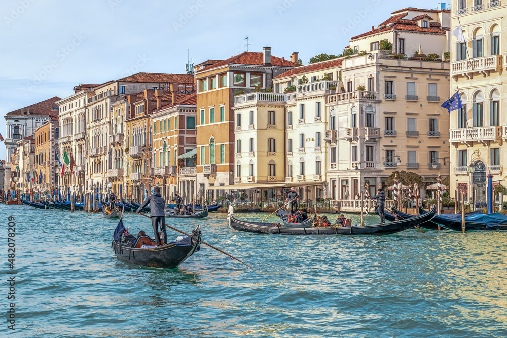 Gondoliere auf dem Canal Grande in Venedig in Italien