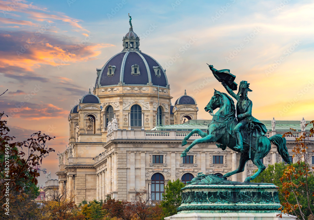 Obraz na płótnie Statue of Archduke Charles and Museum of Natural History dome, Vienna, Austria w salonie