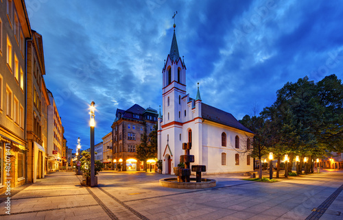 Cottbus, Brandenburgia, Niemcy, biały kościół neogotyk Schlosskirche nocą