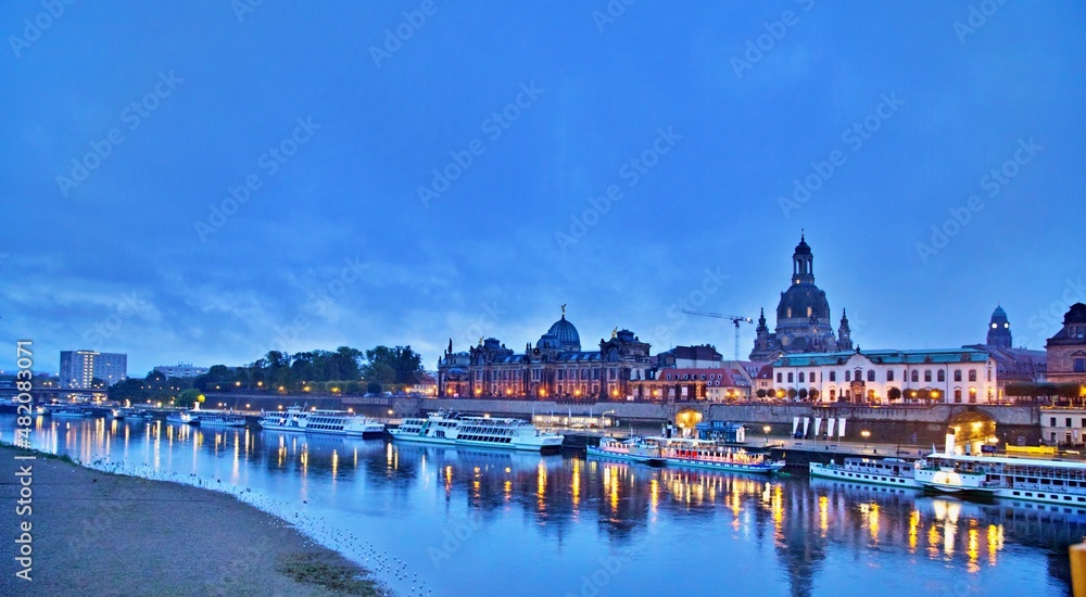 Fototapeta premium Skyline von Dresden an der Elbe