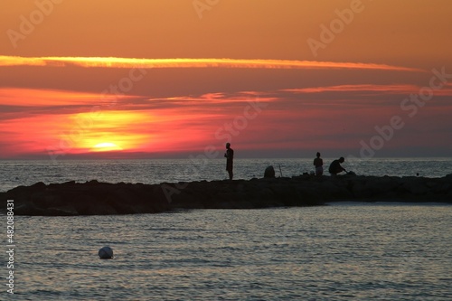 tramonto sul mare in italia