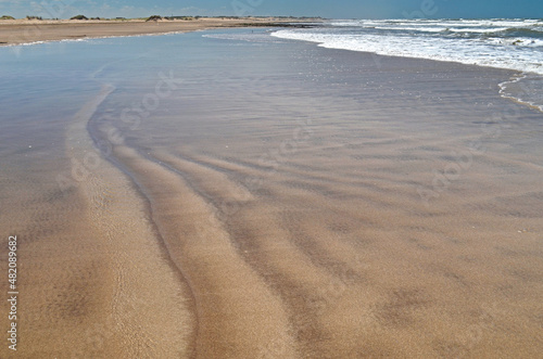 Efecto de rayas que deja el mar en la arena cuando las olas se van
