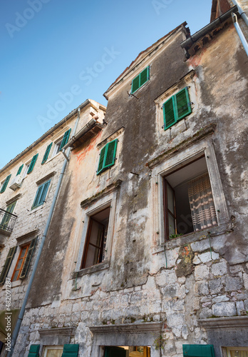 Interesting facade of an old building in Kotor © tverkhovynets