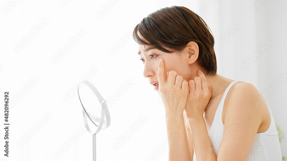 ビューティーイメージ　スキンケアをする若い女性