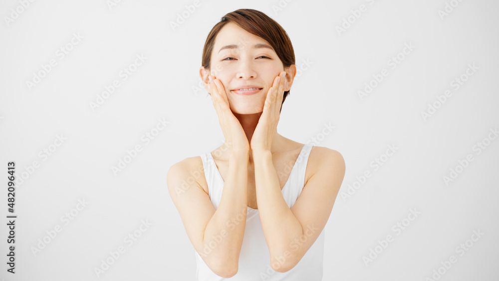 Fototapeta premium ビューティーイメージ スキンケアをする若い女性