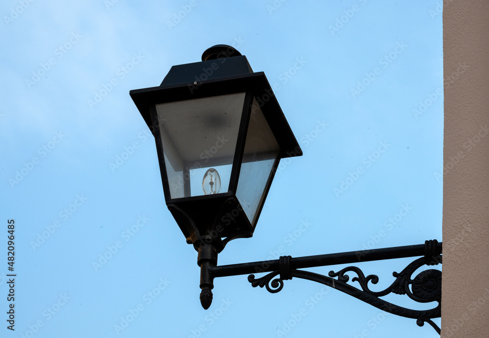 Fototapeta premium old street lamp on the wall