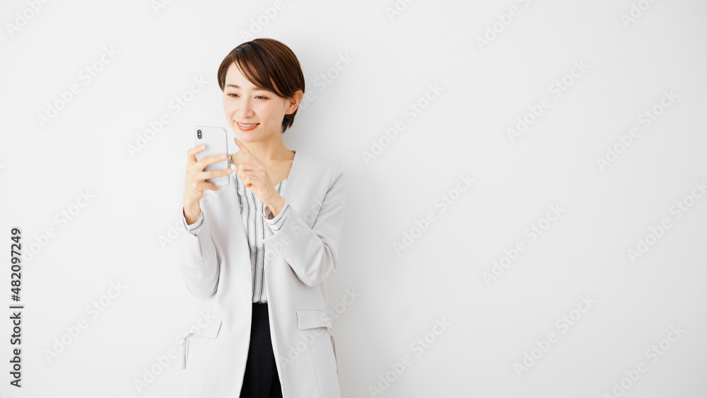 スマートフォンを使う若い女性 スマートフォンを使う若い女性