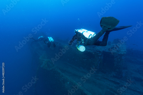 Relitto di una nave affondata nella seconda guerra mondiale vicino a Cagliari, con subacquei con bibombola e stage photo