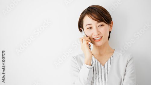 笑顔で電話をする若い女性