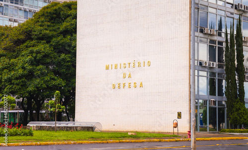 Fachada lateral do Ministério da Defesa na cidade de Brasília. Governo federal brasileiro, Poder executivo. Projeto de Oscar Niemeyer. Brasília, Distrito Federal - Brasil. Novembro, 21, 2021. photo