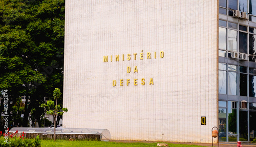 Fachada lateral do Ministério da Defesa na cidade de Brasília. Governo federal brasileiro, Poder executivo. Projeto de Oscar Niemeyer. Brasília, Distrito Federal - Brasil. Novembro, 21, 2021. photo
