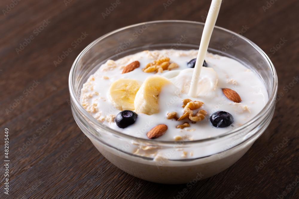 オートミールに牛乳を注ぐ オートミールに牛乳を注ぐ