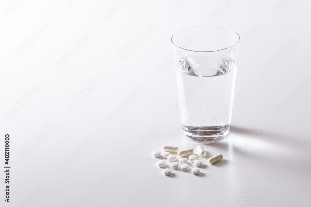 白い薬と一杯の水 白い薬と一杯の水