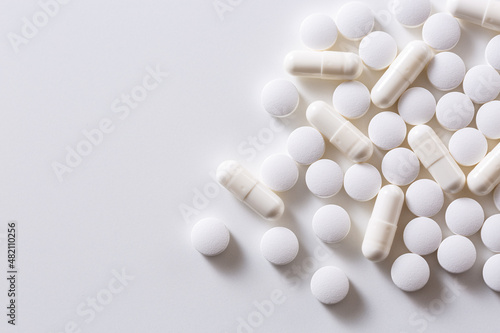 白い錠剤とカプセル薬 photo