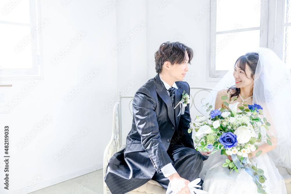 見つめ合う新郎新婦 広角 コピースペースあり 見つめ合う新郎新婦 広角 コピースペースあり