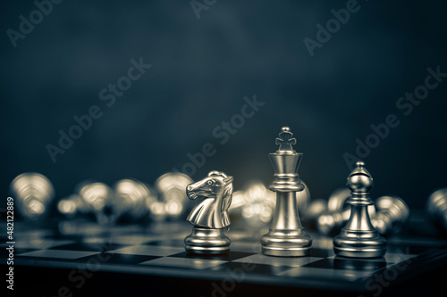 Fotografia Close-up king chess standing with teamwork on chess board concept of team player or business team and leadership strategy and human resources organization management