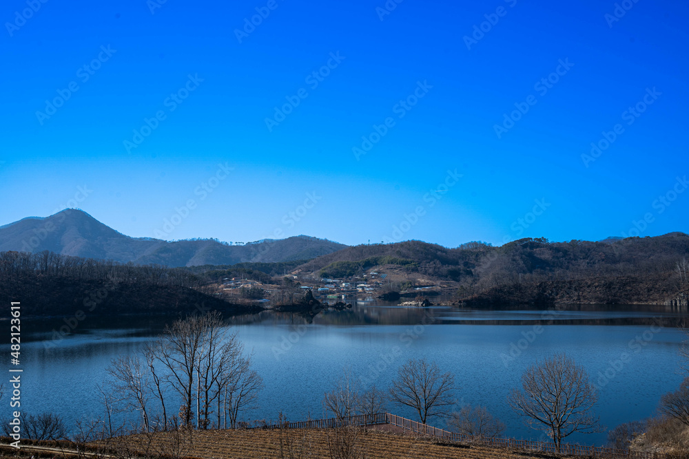 한국 호수와 마을
