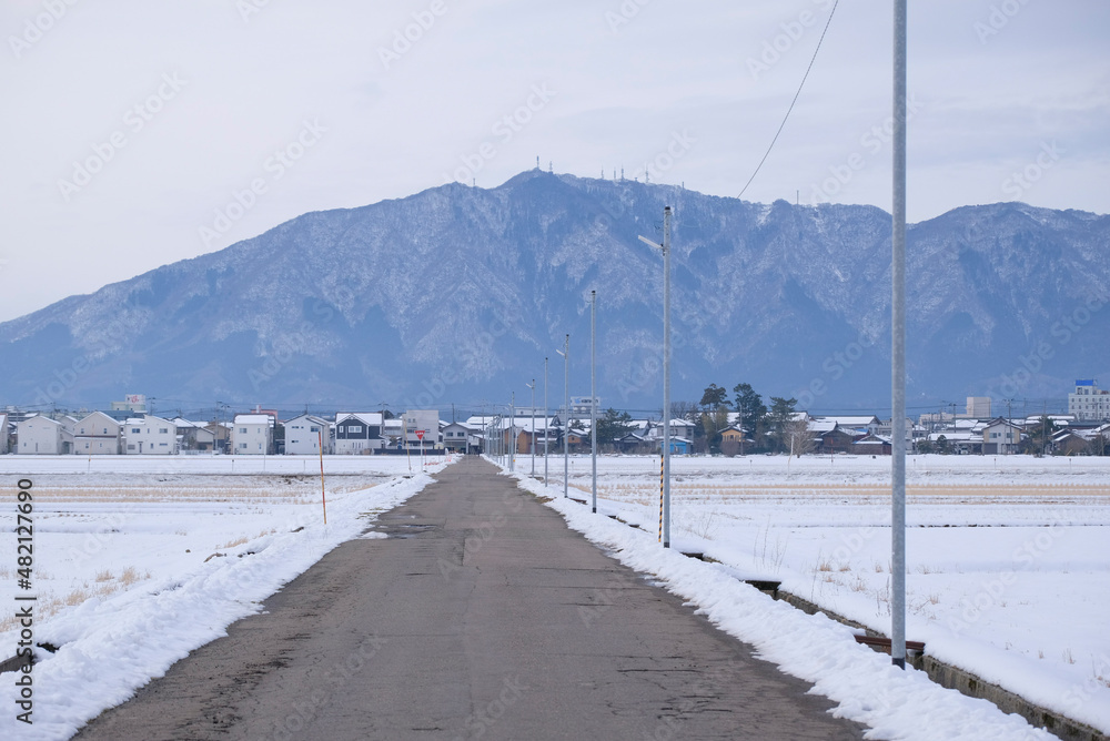A winter road and mountains, 2022/1/23
