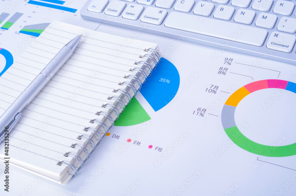 notebook and pen on the メモ帳とデスク